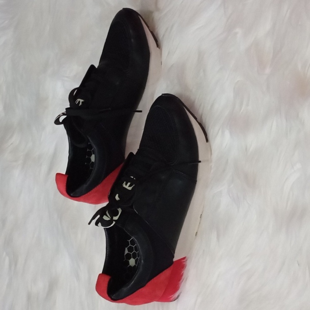 Dolce vita  Sneaker Size 7M Black/Red Color